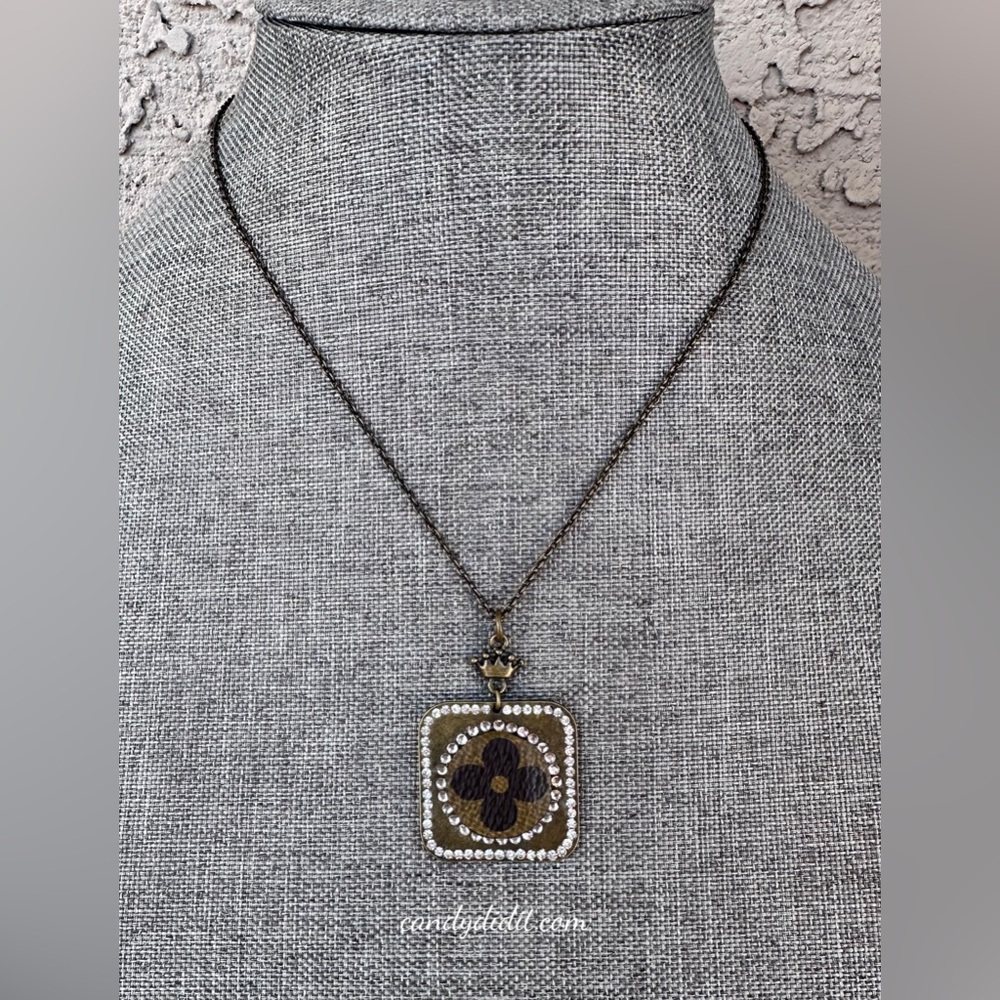 NWT Elegant Handmade Antique Gold With Designer Logo Twinkle Medallion Necklace